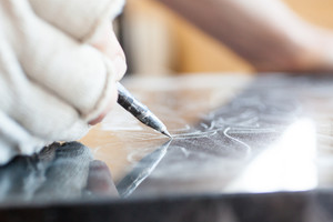 彫刻、色入れ作業