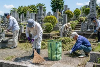 岡崎市周辺の地域墓地で墓地清掃や草取り作業を行っている様子