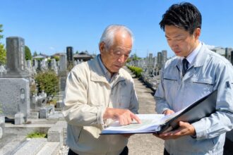 岡崎市周辺の地域墓地で墓地管理委員長と石材店スタッフが管理資料を確認している様子
