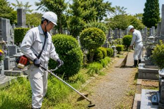 岡崎市周辺の地域墓地で草刈りや植栽管理の外部委託について相談している様子